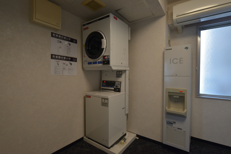 2階のコインランドリーと製氷機